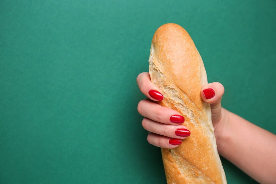 Ein Baguette in der Hand einer Frau